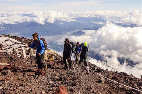 明天富士山天氣如何?且論天氣對登山者的影響與富士山文化的意義